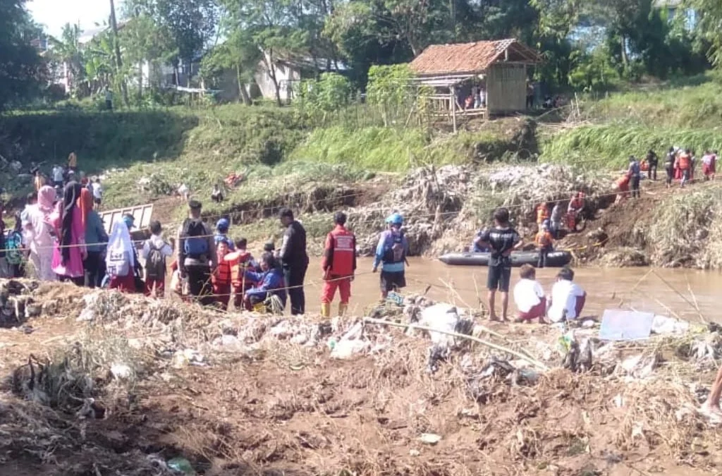 Jembatan Penghubung Desa Sukasenang dan Desa Lengkongjaya Putus, Pelajar Dibantu Petugas Gabungan Menyeberang