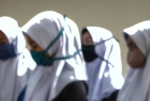 Akibat Kasus Pemaksaan Jilbab ke Siswi, Kepala Sekolah dan 3 Guru Dibebastugaskan!