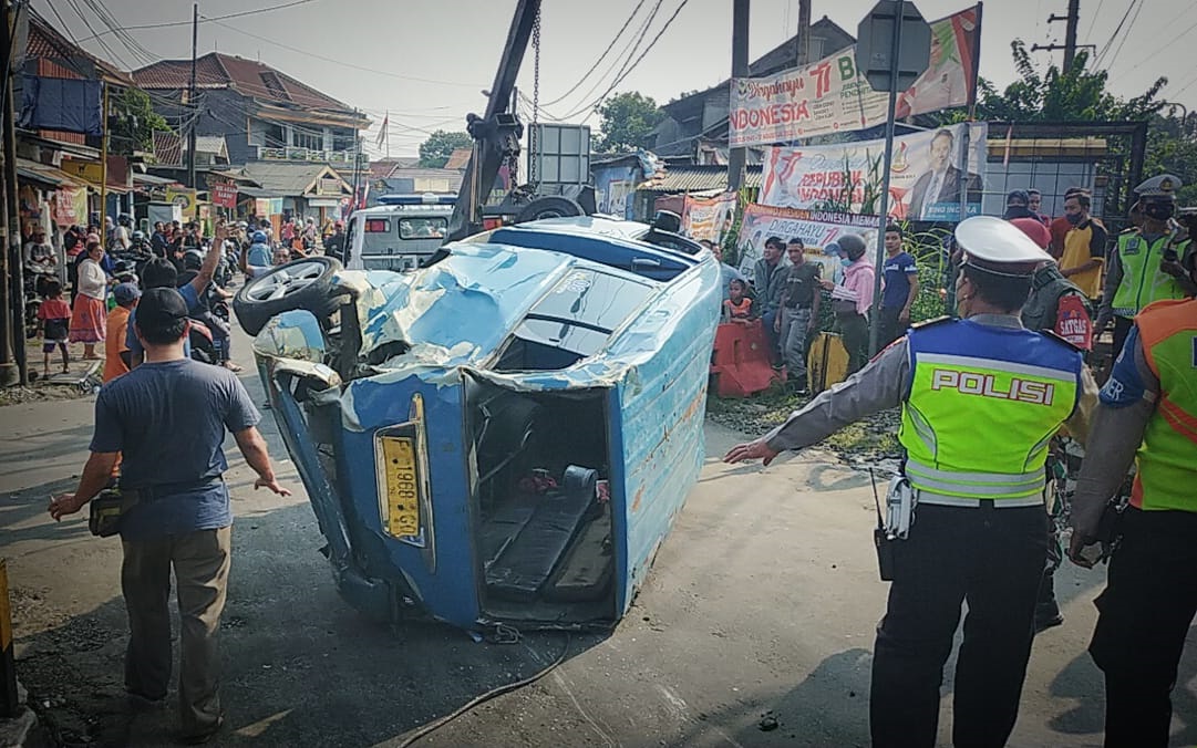 Angkot di Bogor Ringsek Ditabrak Commuter Line.