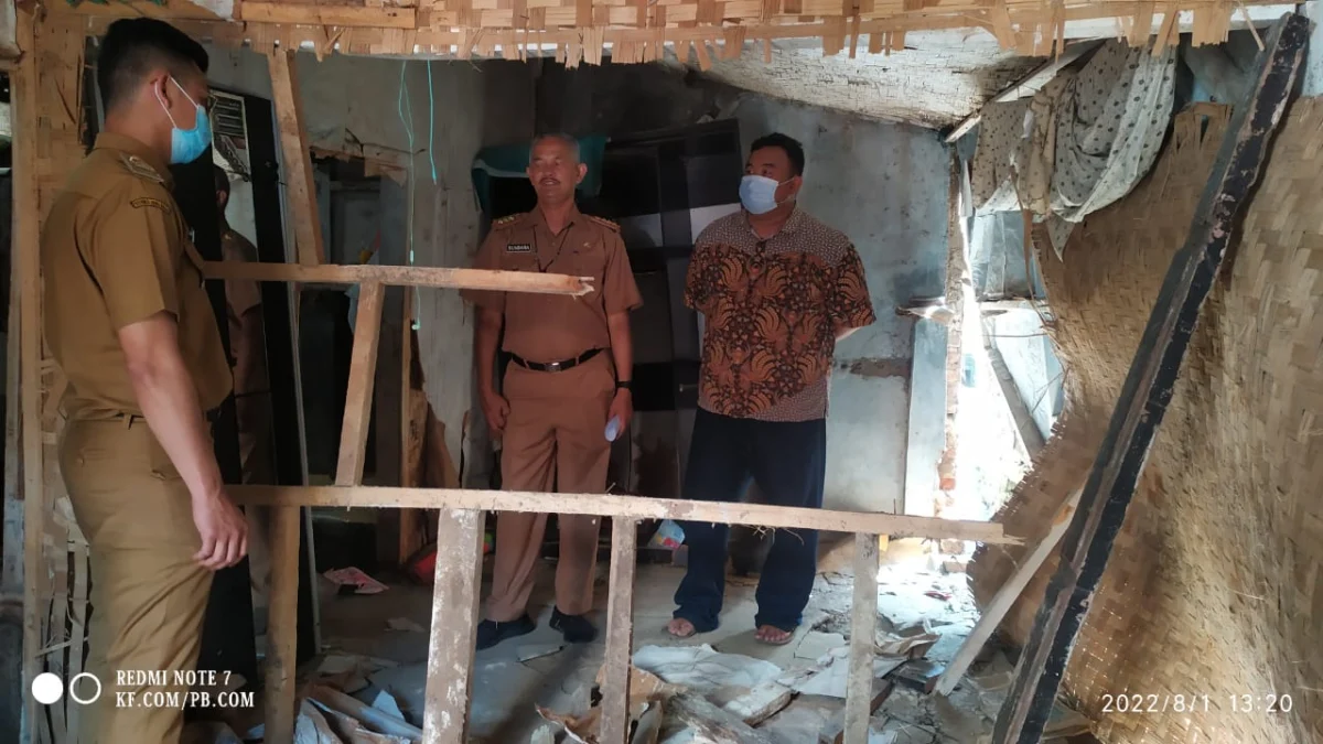 Kunjungi Rumah Roboh di Kelurahan Sukamentri, Yudha Puja Turnawan Minta Pemkab Garut Bisa Kucurkan Dana