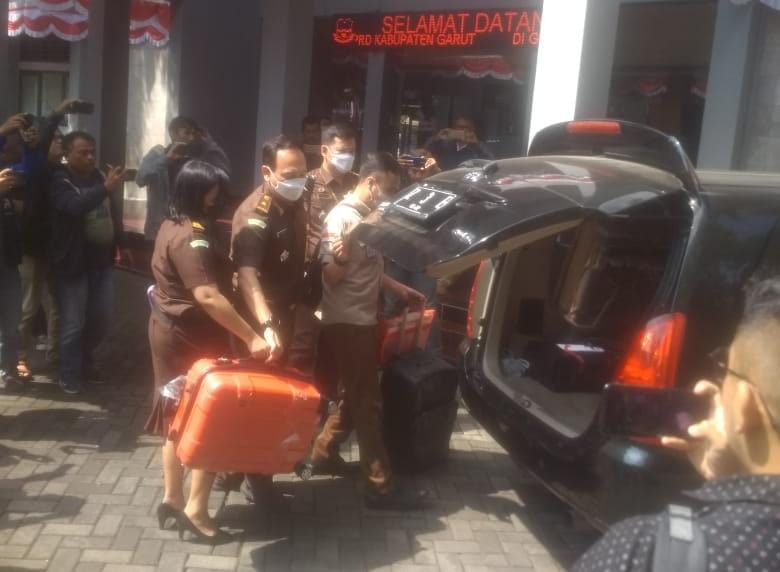 Berkas Penting Kaitan BOP dan Pokir DPRD Garut Diamankan Kejaksaan dalam 2 Koper