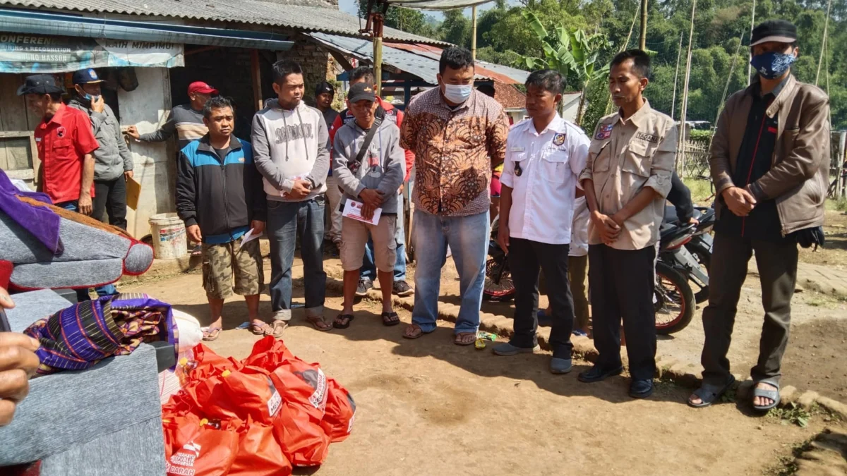 Tiga Rumah Dilanda Kebakaran, Legislator PDI Perjuangan Bersama Dinsos Garut Ringankan Beban Korban