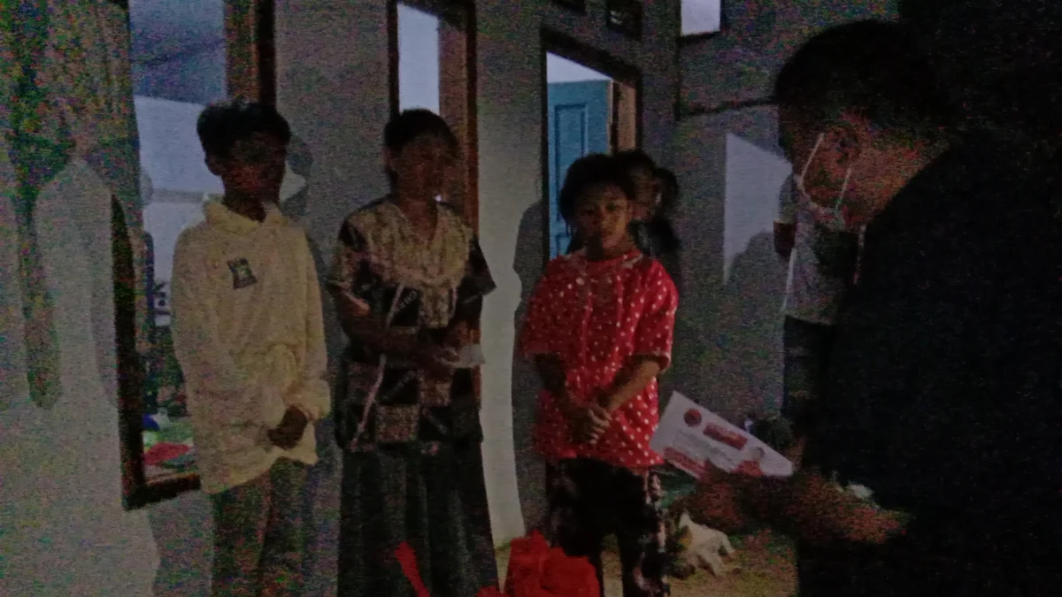 Berhimpitan di Kontrakan Kecil Akibat Kebakaran, Kokom Dikunjungi Dua Legislator PDI Perjuangan Garut