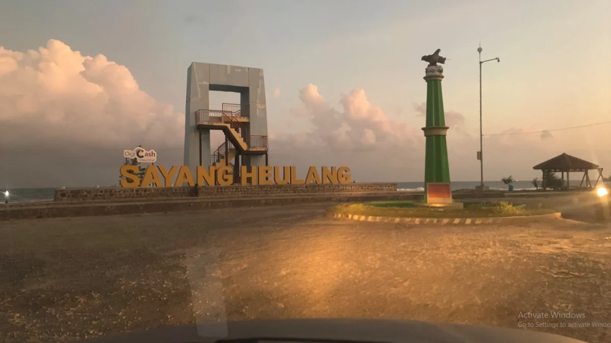 Pantai Selatan Jawa Diterjang Gelombang Tinggi