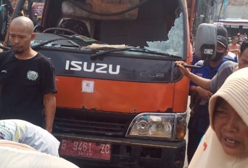 Adu Banteng Truk Sampah vs Motor di Bekasi.