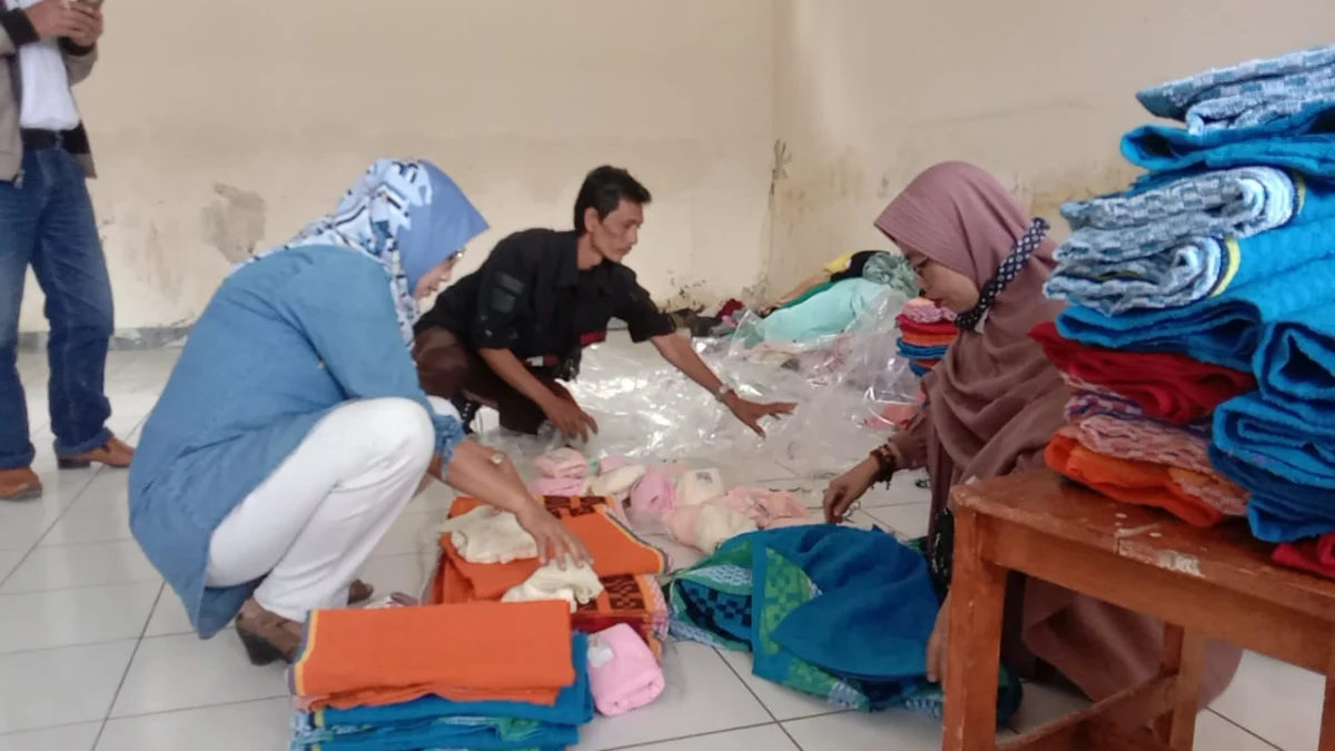 Korban Banjir di Desa Haurpanggung Dapat Bantuan Paket Pakaian dari 4 Organisasi