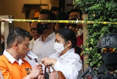 Mesra Putri Candrawathi Pakaikan Masker Ferdy Sambo, Kuasa Hukum: Mereka Saling Sayang