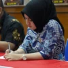 Anggota DPRD Garut Kesal Kelas Rusak di SDN Dunguswiru II Dibiarkan