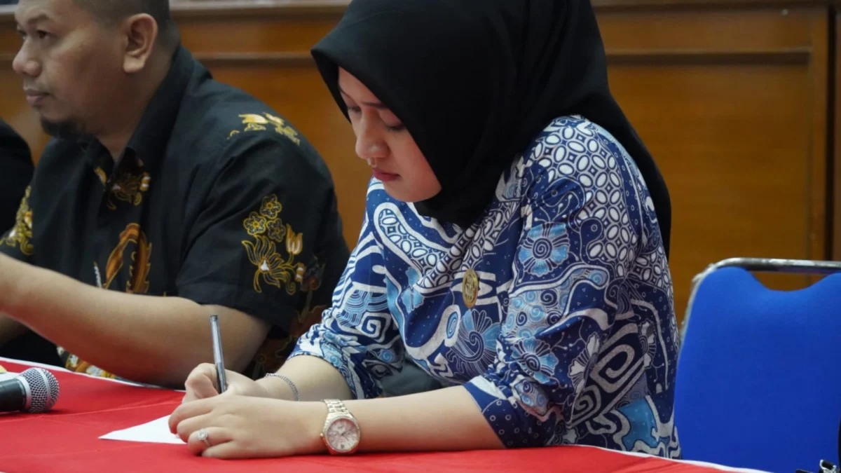 Anggota DPRD Garut Kesal Kelas Rusak di SDN Dunguswiru II Dibiarkan