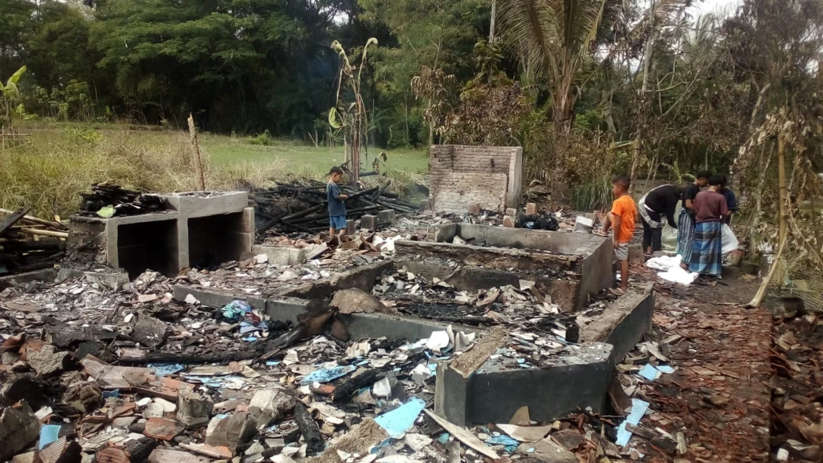 Rumah Tatan dan Yati di Cibiuk Kidul Hangus Terbakar