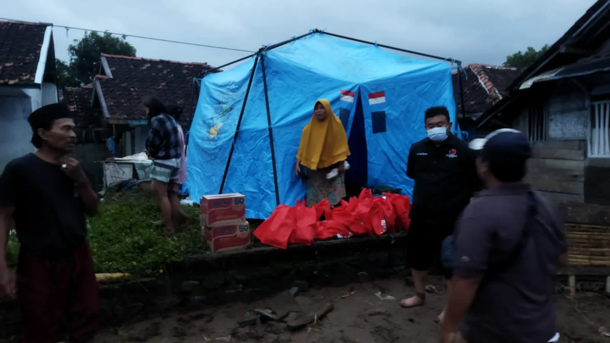 Yudha, Anggota DPRD Garut Kunjungi Korban Banjir Bandang di Kecamatan Pamengpeuk