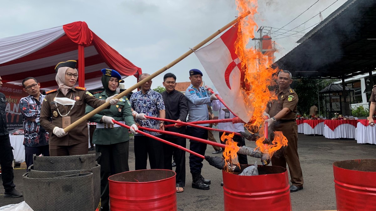 Kejari Garut Bakar Bendera NII dan Sejumlah Barang Bukti Kejahatan Lainnya