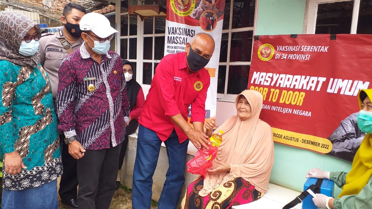 BIN Jabar Buka Vaksinasi Covid-19 di Desa Mekarwangi, 100 Paket Sembako Dibagikan Bagi Peserta