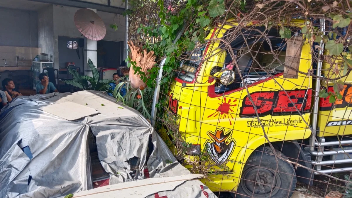 Bus Budiman Tabrak Truk, Akibatnya Mobil Truk Kembali Menyeruduk Pagar Rumah Warga