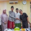 Ditemani Aktivis JIL, Eko Kuntadhi Minta Maaf Langsung ke Ustazah Imaz di Ponpes Lirboyo