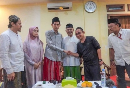 Ditemani Aktivis JIL, Eko Kuntadhi Minta Maaf Langsung ke Ustazah Imaz di Ponpes Lirboyo