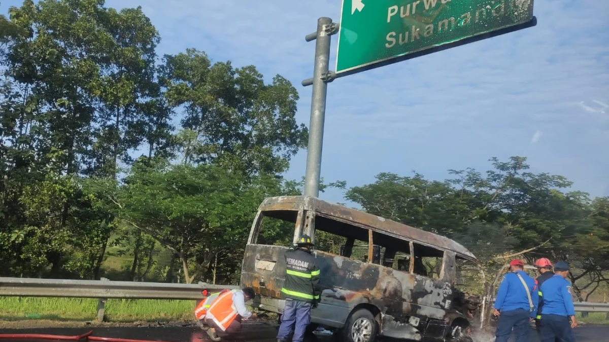 Penampakan Mobil Elf Terbakar di Tol Cipali