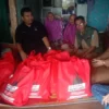 Ketua DPC PDI Perjuangan Garut Yudha Puja Turnawan bersama Kabid Linjamsos Dinsos Garut Dadang Bunyamin dan Kades Jayamekar kunjungi korban kebakaran