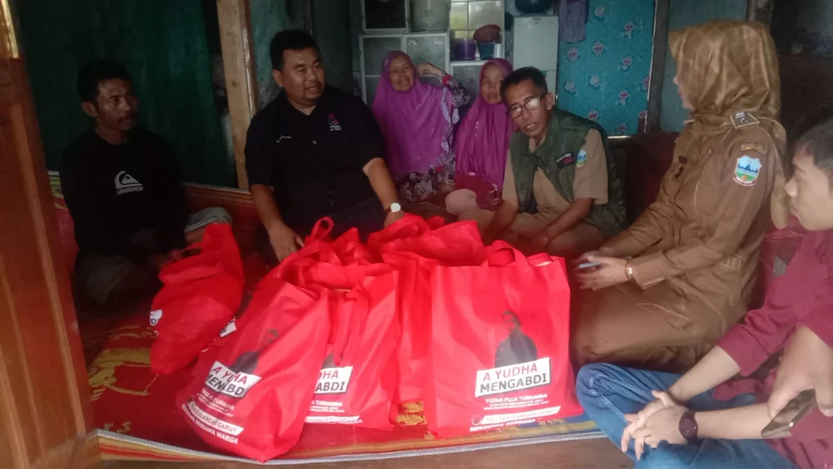 Ketua DPC PDI Perjuangan Garut Yudha Puja Turnawan bersama Kabid Linjamsos Dinsos Garut Dadang Bunyamin dan Kades Jayamekar kunjungi korban kebakaran