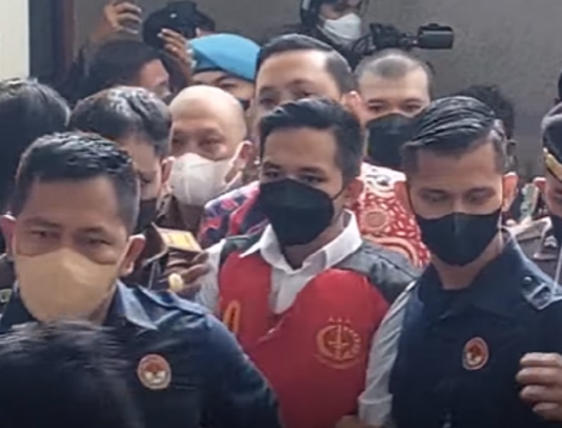 Duduk Berhadapan Majelis Hakim, Begini Outfit Bharada E Jalani Sidang Perdana di PN Jaksel