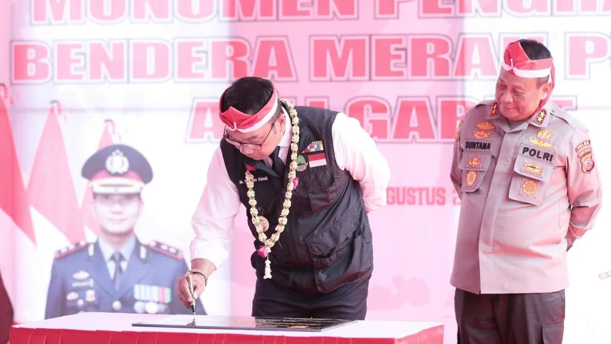 Ridwan Kamil Resmikan Monumen Perajin Bendera Merah Putih Leles di Garut