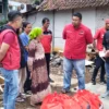 Yudha Puja Turnawan Anggota DPRD Garut bersama pengurus DPC PDI Perjuangan Garut mengunjungi emak Ara korban rumah roboh