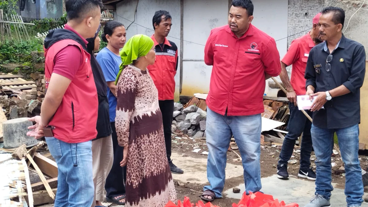 Yudha Puja Turnawan Anggota DPRD Garut bersama pengurus DPC PDI Perjuangan Garut mengunjungi emak Ara korban rumah roboh