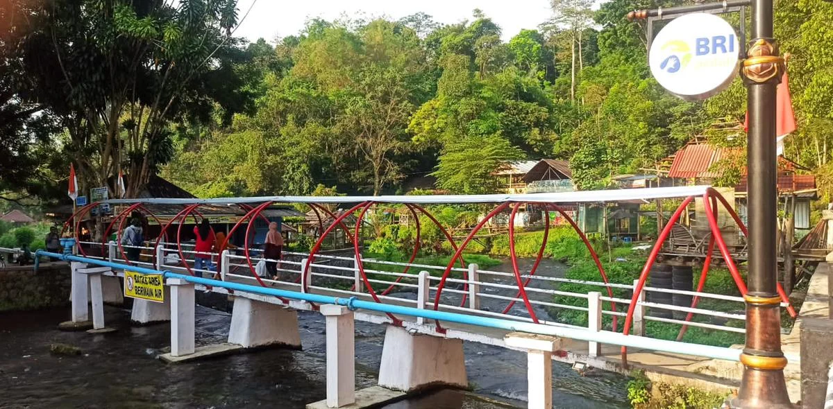 Peduli Lingkungan dan UMKM, BRI Peduli Bersihkan Tepi Kali Senjoyo untuk Masyarakat