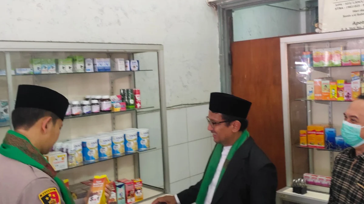 Wakil Bupati Garut Bersama Kapolres Sidak Apotek, Periksa Obat yang Mengandung Etilen Glikol