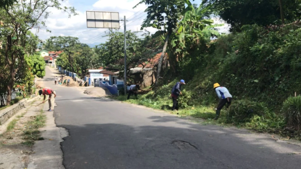 Warga di Desa Keresek Bersihkan Jalan Kabupaten yang Harusnya Jadi Tanggung Jawab PUPR Garut