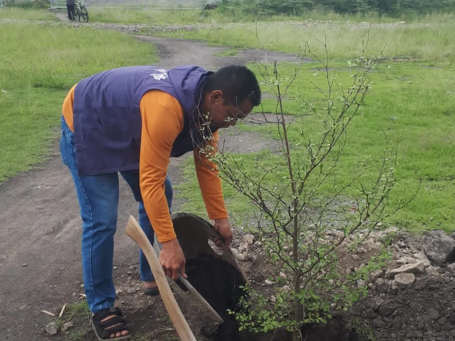 Pokdarwis Tanam Sejumlah Pohon Keras di Situ Bagendit