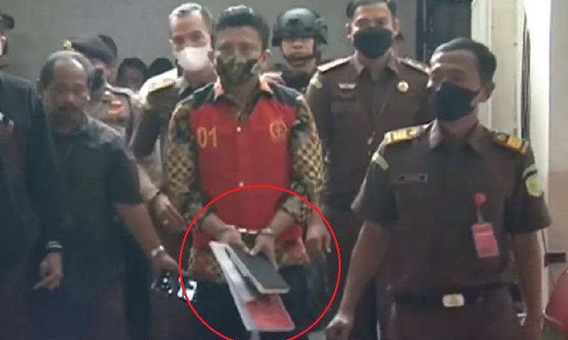 Pakai Rompi Tahanan, Ferdy Sambo Hadir di PN Jaksel Dengan Tangan Diborgol dan Pegang Berkas