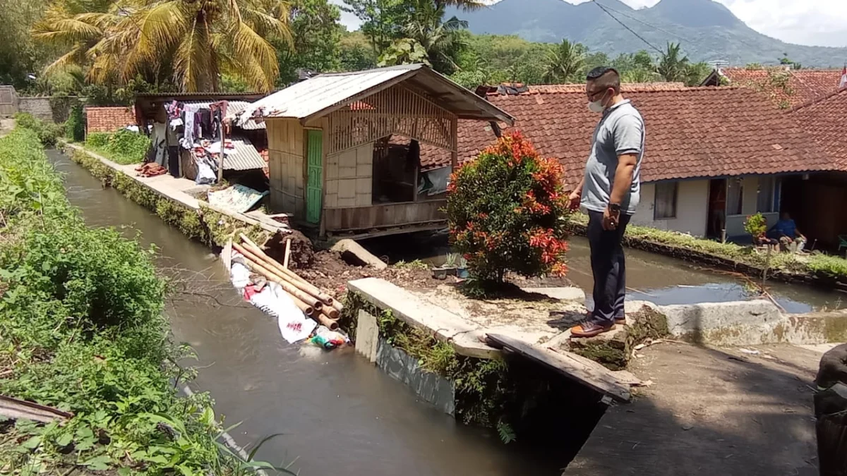 Tanggul Sungai Jebol, Beberapa Rumah Warga Kecamatan Leles Terdampak