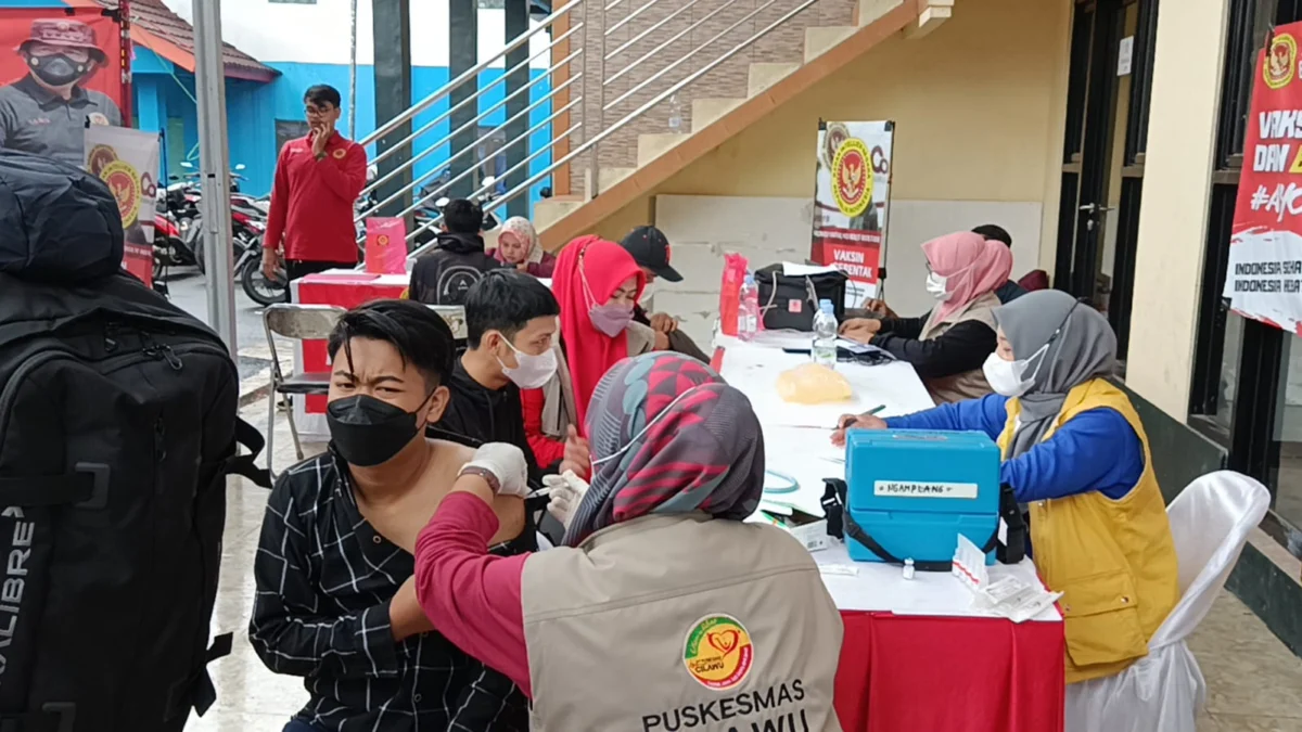 Hari Keduabelas, BIN Jabar Buka Vaksinasi Covid-19 di Desa Pasanggrahan Sambil Bagikan 100 Paket Sembako