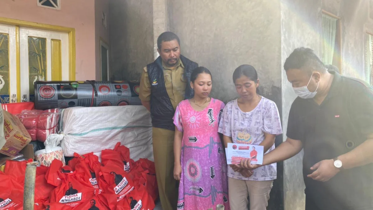 Kebakaran Hebat Melanda Desa Mekarsari, Anggota DPRD Garut dan Dinsos Berkunjung ke Lokasi Kebakaran Hebat Melanda Desa Mekarsari, Anggota DPRD Garut dan Dinsos Berkunjung ke Lokasi