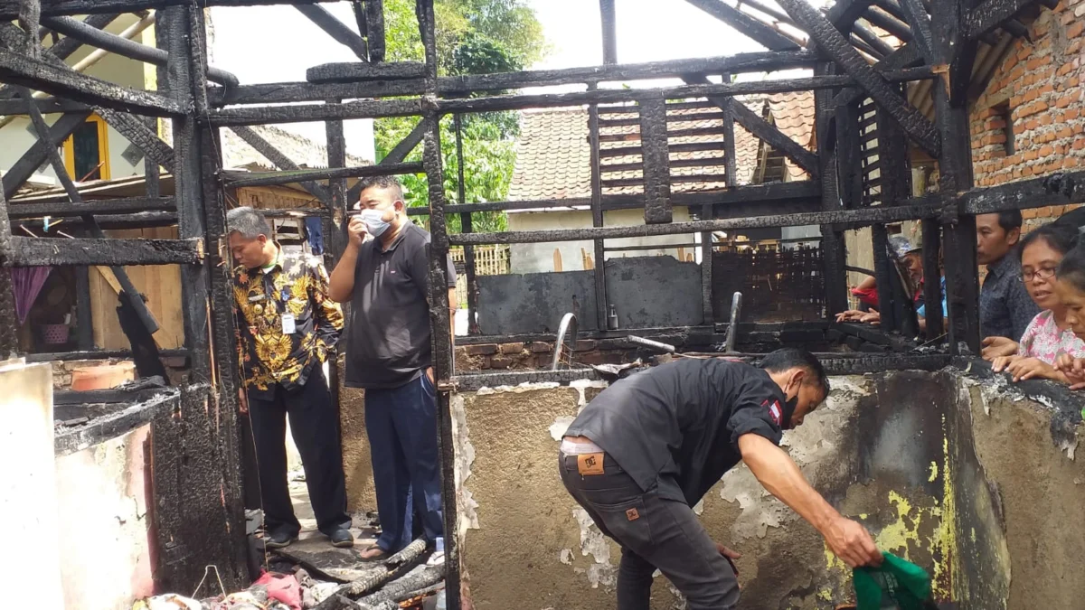 Yudha Puja Turnawan Anggota DPRD Garut mengunjungi korban kebakaran di Desa Cisitu, Kecamatan Malangbong