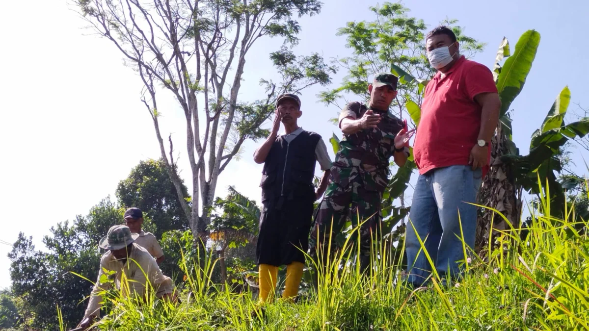 Yudha Puja Turnawan Anggota DPRD Garut Fraksi PDI Perjuangan mengunjungi Kampung Sukasirna, Desa Citeras, Kecamatan Malangbong di atas jalur kereta api. Rumah seorang lansia di Kampung Sukasirn roboh akibat ditimpa longsor