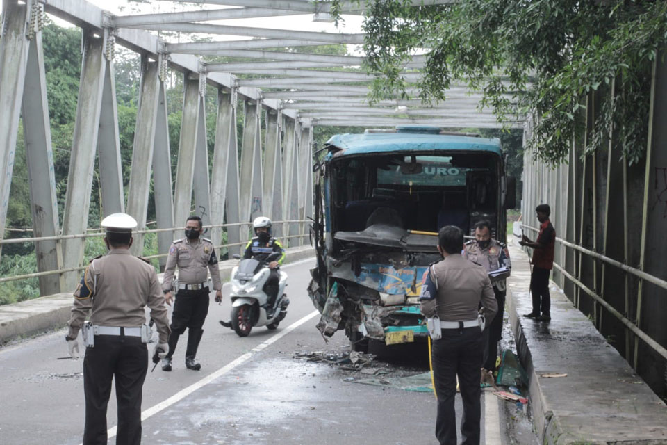 Tergelincir, Truk Milik DLHK Tabrakan Dengan Bis Bintang Sanepa