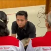 Detik-detik Bharada E Cium Tangan Ibunda Brigadir J di Ruang Sidang, Ada Elusan di Kepala