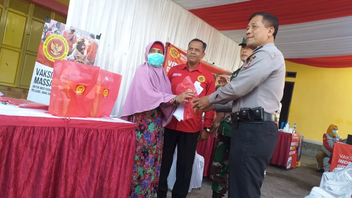 BIN Jabar Buka Vaksinasi Covid-19 Hari ke-7 di Garut, Warga Kersamenak Bahagia Dapat Sembako