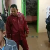 Kampung Cijelereun Kulon Desa Mekarsari, Kecamatan Bayongbong, Kabupaten Garut kembali diterjang banjir. Setidaknya dua rumah warga direndam air akibat luapan air yang disebabkan gorong-gorong menyempit