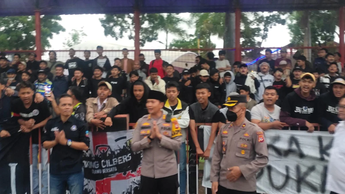 Kapolres Garut Doa Bersama dengan Bola Mania di Lapang Kerkof, Bentuk Solidaritas Tragedi Kanjuruhan