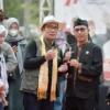 Empat Desa di Jawa Barat Naik Kelas, Ridwan Kamil Serahkan Maskara