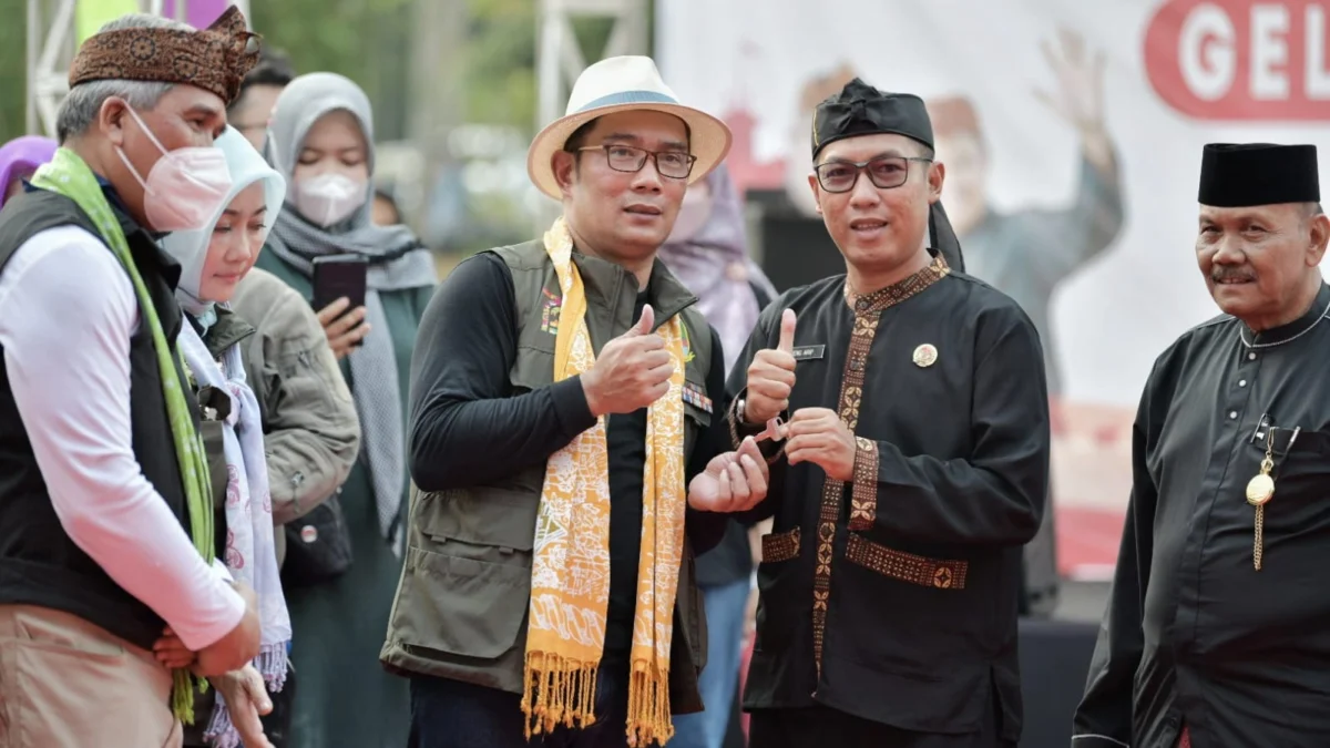 Empat Desa di Jawa Barat Naik Kelas, Ridwan Kamil Serahkan Maskara