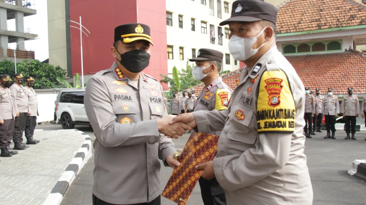 Aksi Mulia 2 Polisi Peduli Warga Ini Tuai Apresiasi Kapolres Metro Jakarta Barat