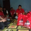 Yudha Puja Turnawan bersama pengurus DPC PDI Perjuangan Garut dan Camat Bayongbong menjenguk keluarga Dewi korban rumah roboh di tempat pengungsiannya