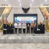 Para mahasiswa dan Dosen Pembimbing Universitas Pancasakti Bekasi berfoto dengan para undangan dari beberapa dinas terkait