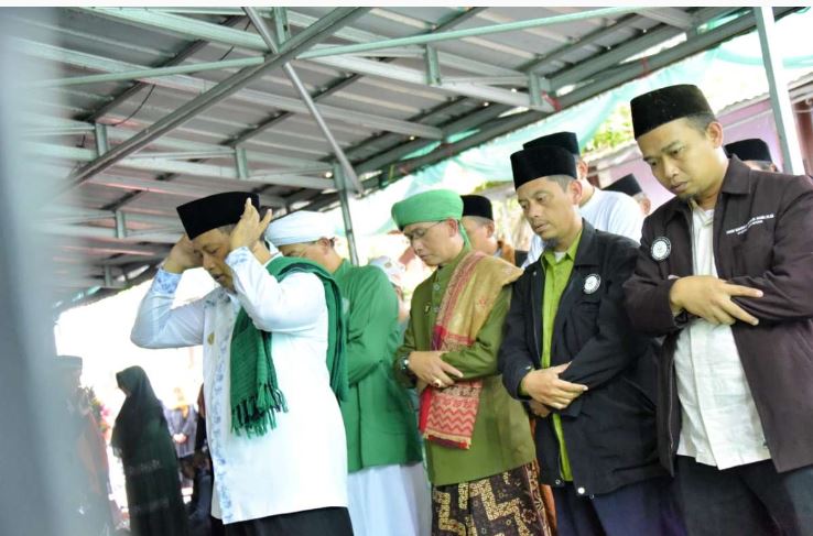 Wagub Jabar Lakukan Sholat Gaib Bagi Korban Gempa Cianjur