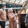 Yudha Puja Turnawan Anggota DPRD Garut Fraksi PDI Perjuangan mengunjungi rumah roboh akibat tertimpa pohon di Desa Citeras Kecamatan Malangbong