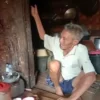 Abah Hadi (70) lansia asal Desa Pamalayan, Kecamatan Bayongbong, Kabupaten Garut. Kades Pamalayan siap bangun rumah Hadi di tahun 2023 jika diizinkan oleh pihak keluarga